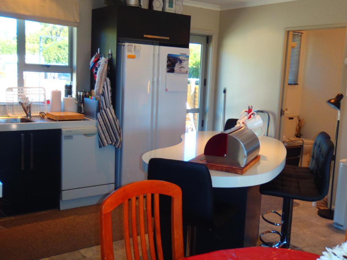 Lakefront Fantail Cottage Lake Hawea, Wanaka Extérieur photo